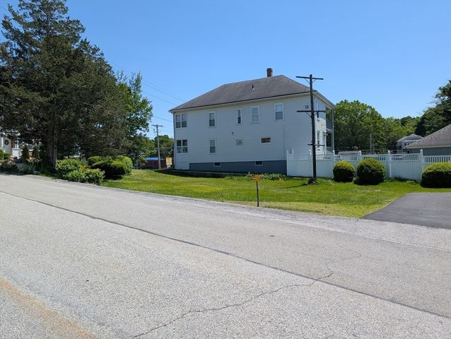 5 Hall St, Webster, MA 01570