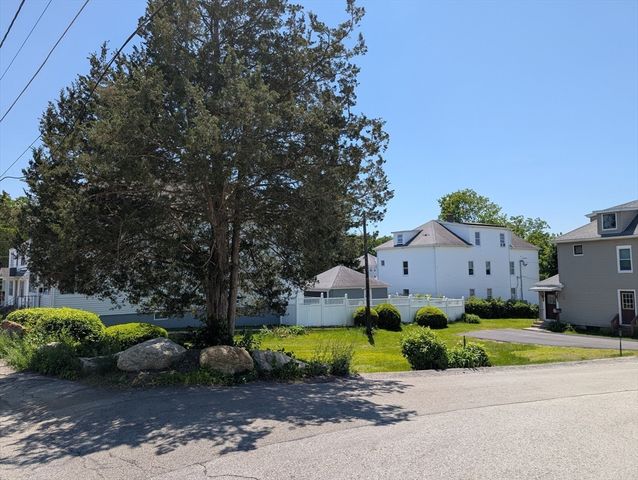5 Hall St, Webster, MA 01570