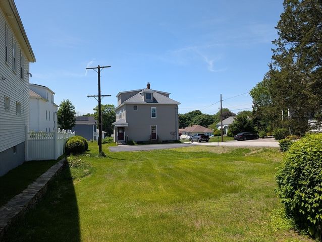 5 Hall St, Webster, MA 01570