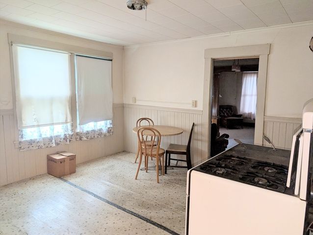 5 Hall St, Webster, MA 01570