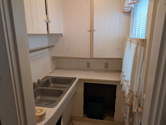 5 Hall St, Webster, MA 01570