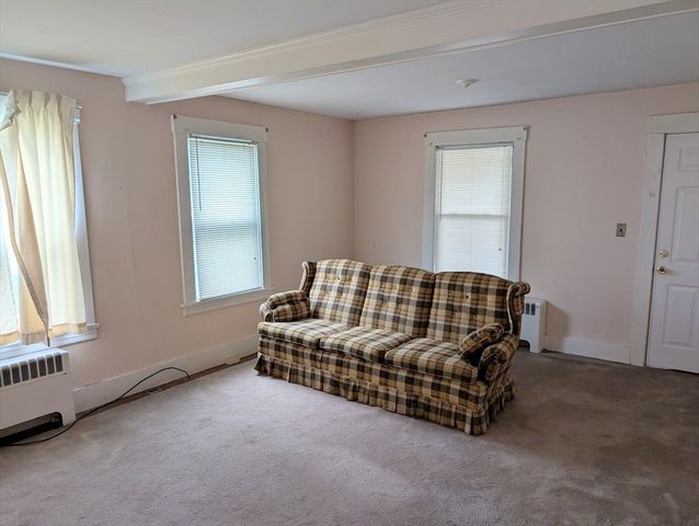 5 Hall St, Webster, MA 01570