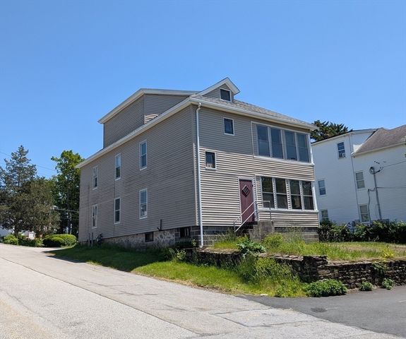 5 Hall St, Webster, MA 01570