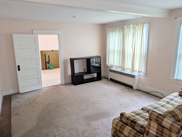 5 Hall St, Webster, MA 01570