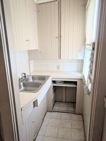 5 Hall St, Webster, MA 01570