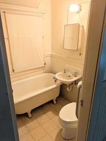 5 Hall St, Webster, MA 01570