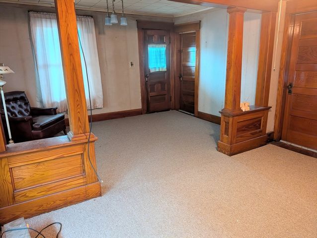 5 Hall St, Webster, MA 01570
