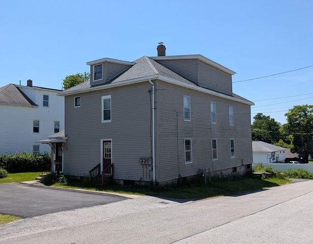 5 Hall St, Webster, MA 01570