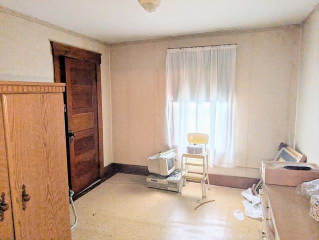 5 Hall St, Webster, MA 01570