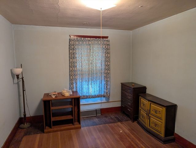 5 Hall St, Webster, MA 01570