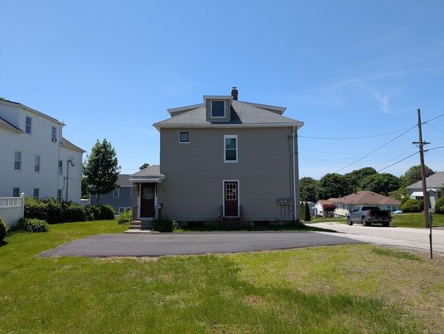 5 Hall St, Webster, MA 01570