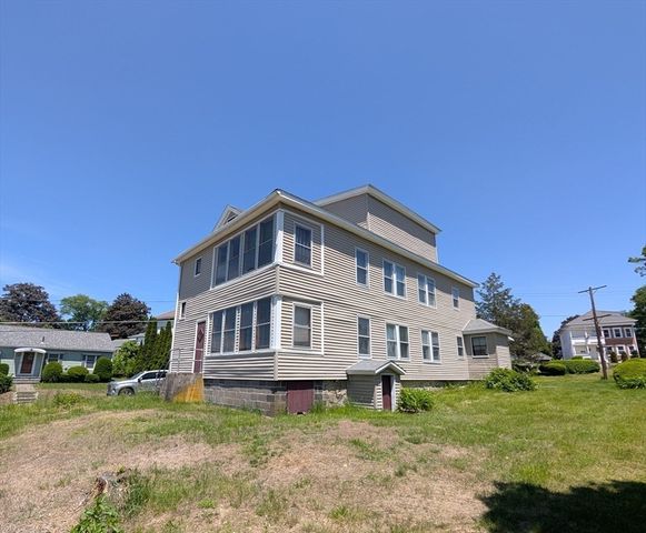 5 Hall St, Webster, MA 01570
