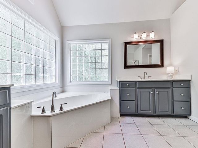 5037 Towne Lake Hills North, Woodstock, GA 30189