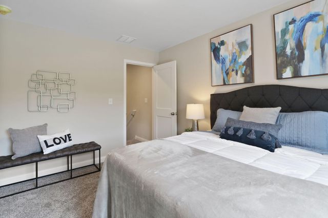 915 Paula Court, Hobart, IN 46342