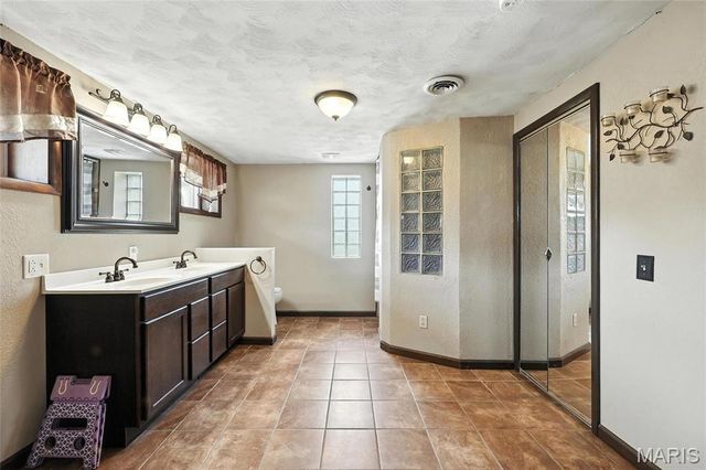 10443 Airport Road, Mineral Point, MO 63660