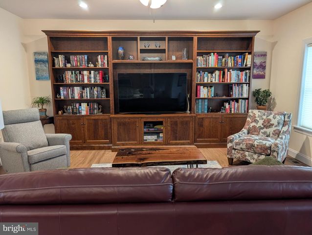 606 LILLIANA DR, Lebanon, PA 17046
