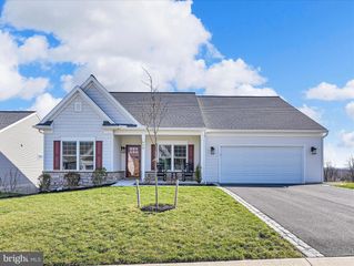 606 LILLIANA DR, Lebanon, PA 17046