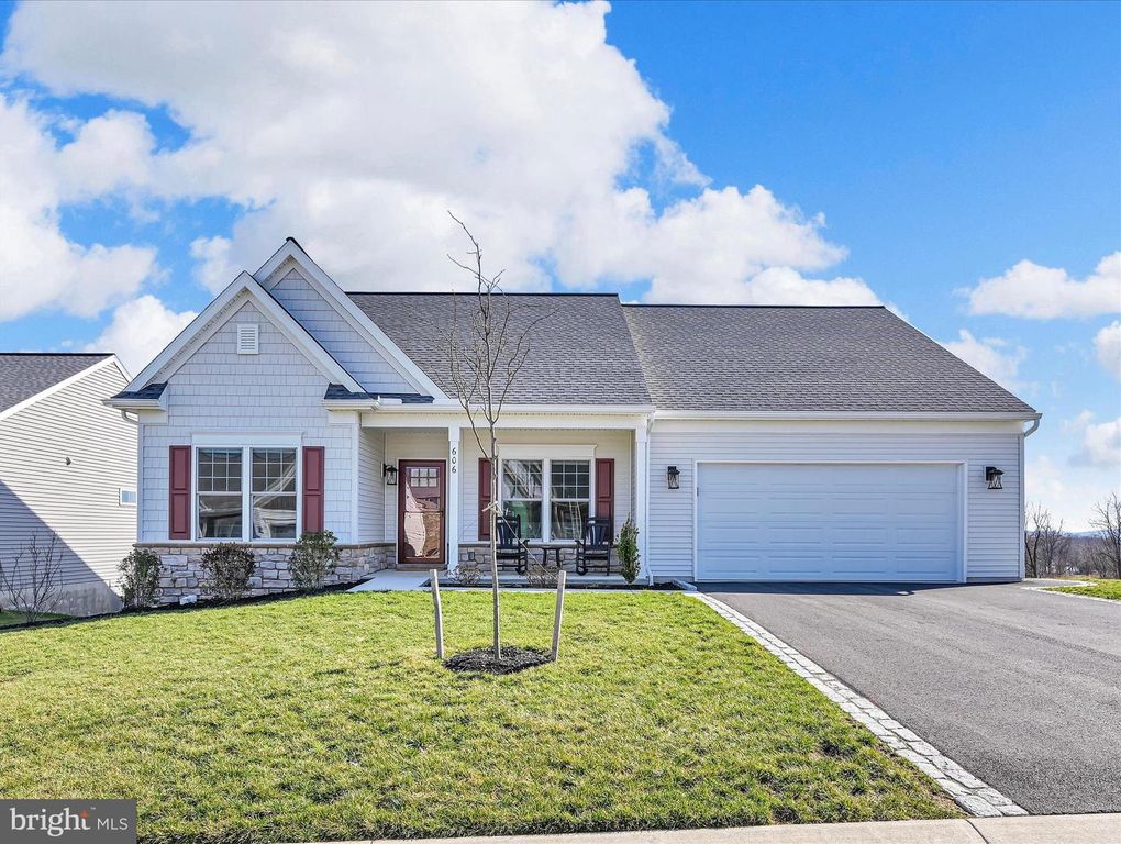 606 LILLIANA DR, Lebanon, PA 17046