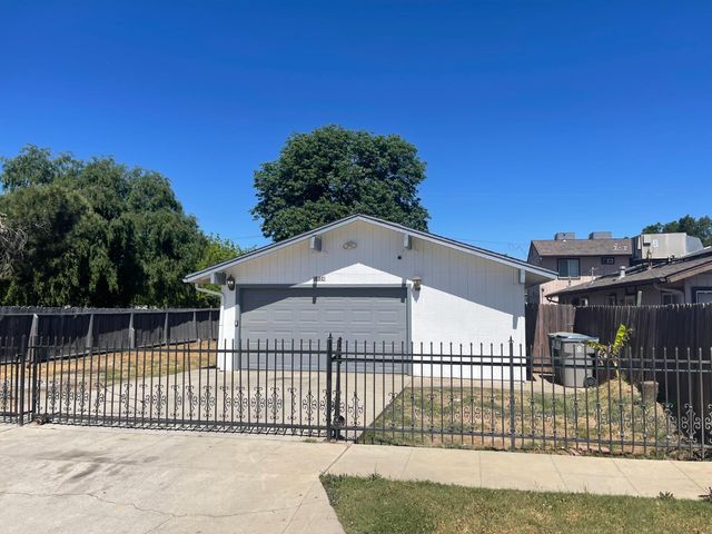 2626 W Garland Avenue, Fresno, CA 93705