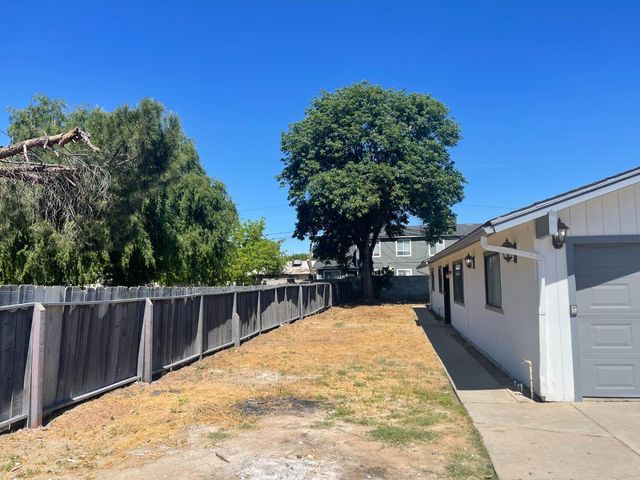 2626 W Garland Avenue, Fresno, CA 93705
