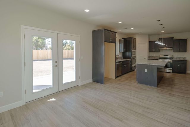 1014 N Walnut St, Woodlake, CA 93286