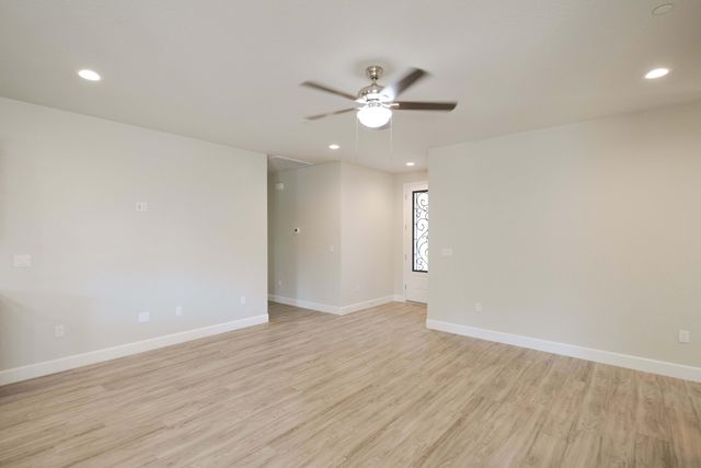 1014 N Walnut St, Woodlake, CA 93286