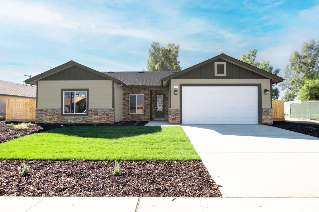 1014 N Walnut St, Woodlake, CA 93286