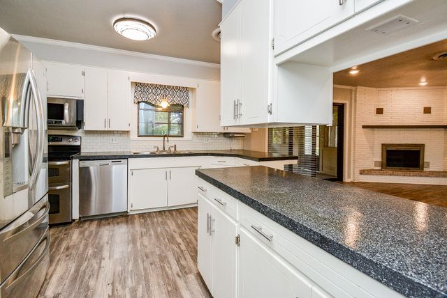 902 Avenue I, El Campo, TX 77437