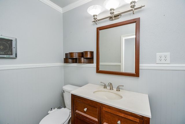 902 Avenue I, El Campo, TX 77437