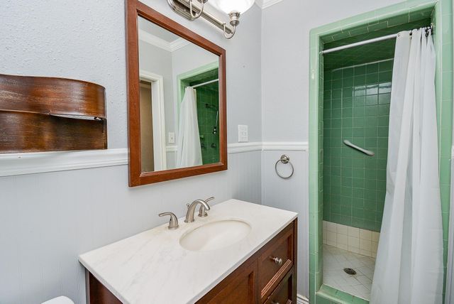 902 Avenue I, El Campo, TX 77437