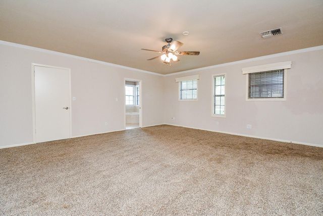 902 Avenue I, El Campo, TX 77437