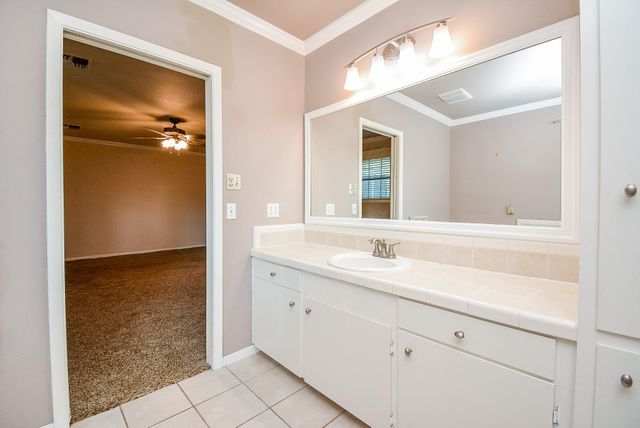 902 Avenue I, El Campo, TX 77437