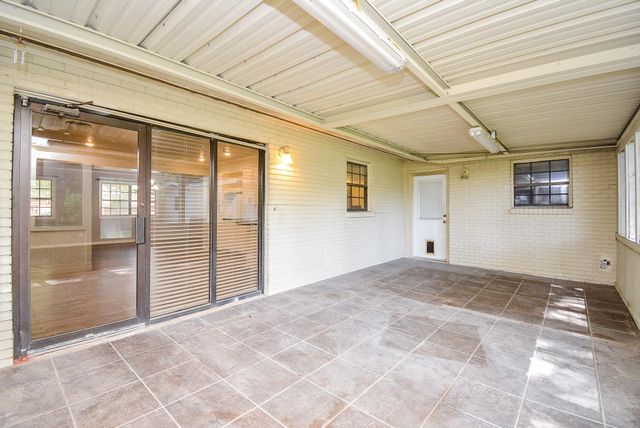 902 Avenue I, El Campo, TX 77437