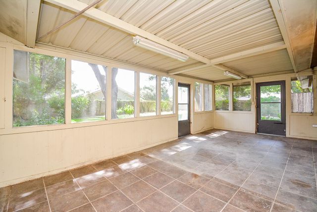 902 Avenue I, El Campo, TX 77437