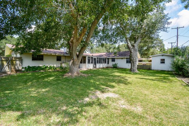 902 Avenue I, El Campo, TX 77437