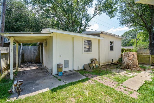 902 Avenue I, El Campo, TX 77437