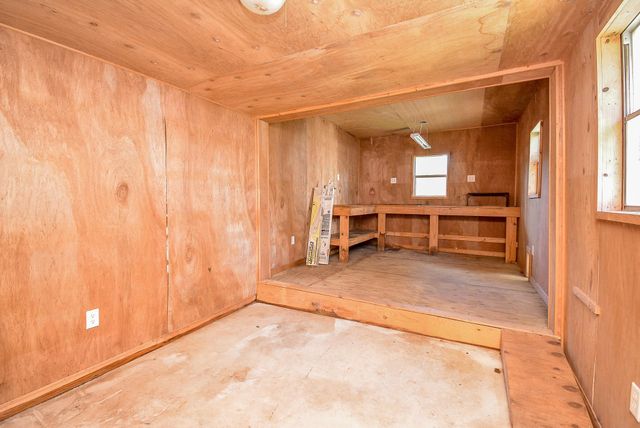 902 Avenue I, El Campo, TX 77437