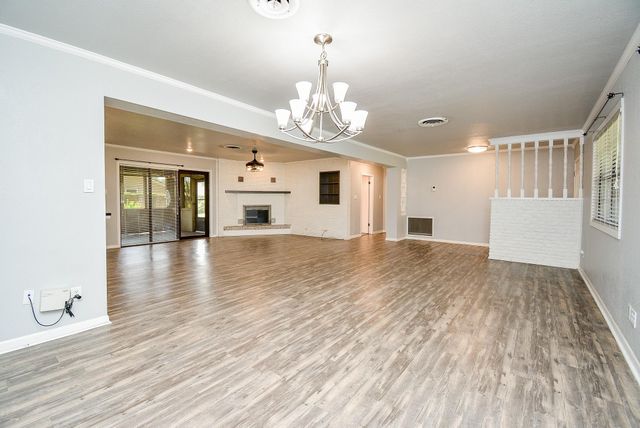 902 Avenue I, El Campo, TX 77437