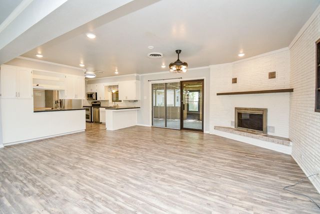 902 Avenue I, El Campo, TX 77437