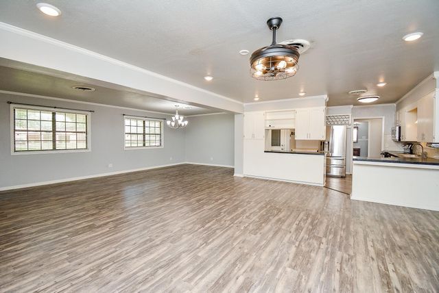 902 Avenue I, El Campo, TX 77437