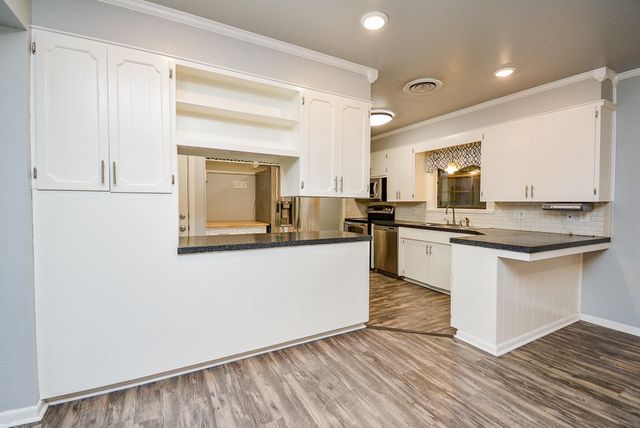 902 Avenue I, El Campo, TX 77437