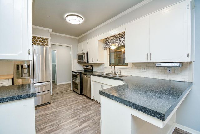 902 Avenue I, El Campo, TX 77437