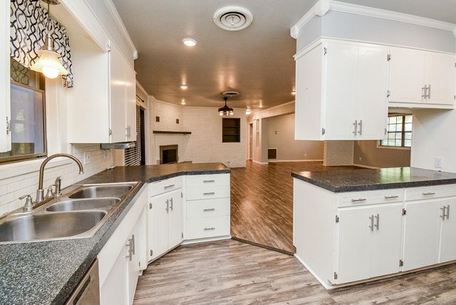 902 Avenue I, El Campo, TX 77437