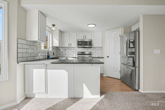 417 S Valley Dr, Nampa, ID 83686