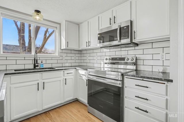 417 S Valley Dr, Nampa, ID 83686