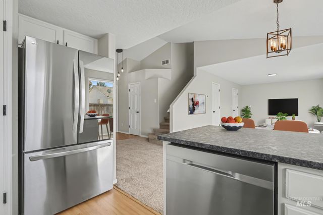 417 S Valley Dr, Nampa, ID 83686