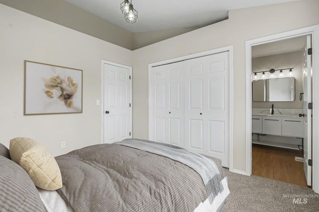 417 S Valley Dr, Nampa, ID 83686