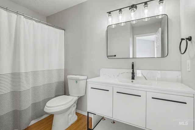 417 S Valley Dr, Nampa, ID 83686