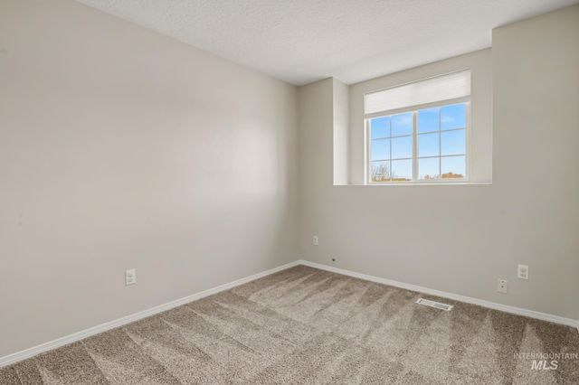 417 S Valley Dr, Nampa, ID 83686