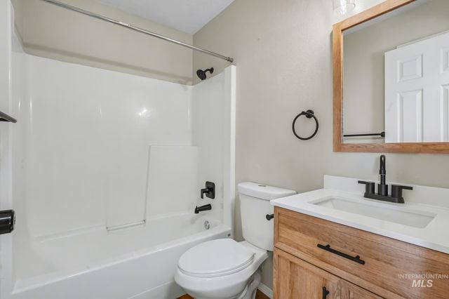 417 S Valley Dr, Nampa, ID 83686